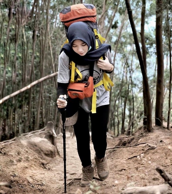 Cara Memilih Baju Gunung untuk Pendakian di Indonesia www.wisatagununggenter.com